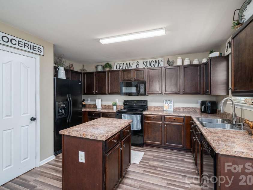 11531 Tribal Drive, Charlotte, NC 28214.  MLS# CAR4373105, YatesRealty ID 16688. 