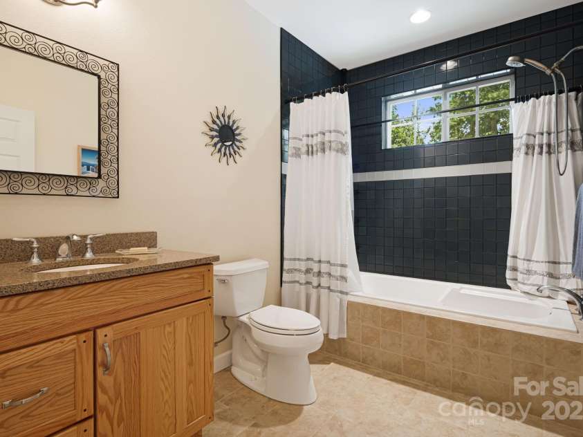 419 Oak Lane, Mars Hill, NC 28754.  MLS# CAR4276301, YatesRealty ID 16689. 2nd Bathroom