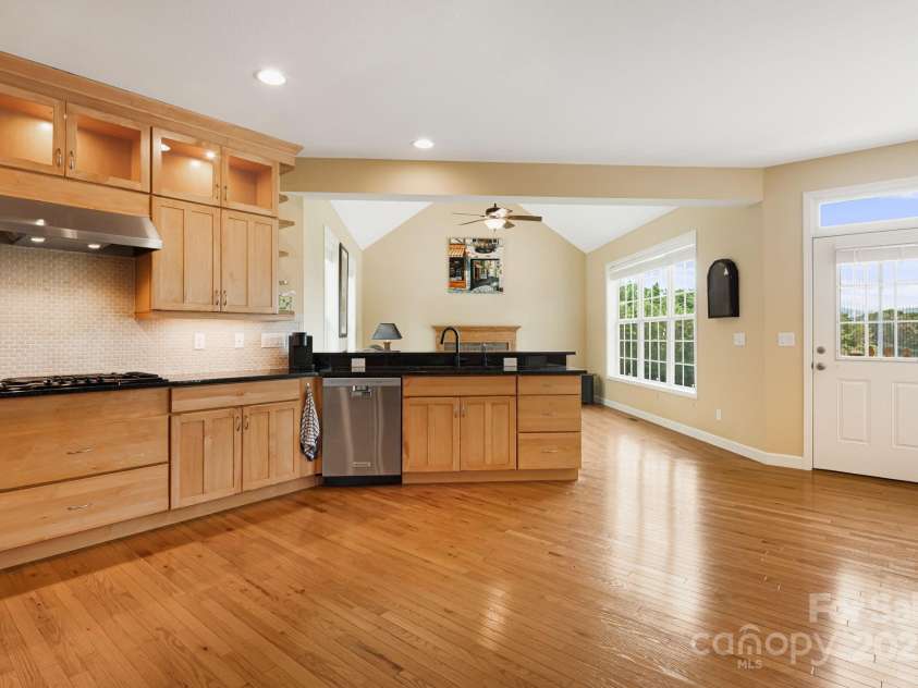 419 Oak Lane, Mars Hill, NC 28754.  MLS# CAR4276301, YatesRealty ID 16689. 