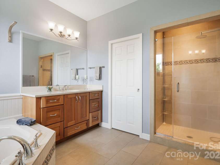 419 Oak Lane, Mars Hill, NC 28754.  MLS# CAR4276301, YatesRealty ID 16689. 