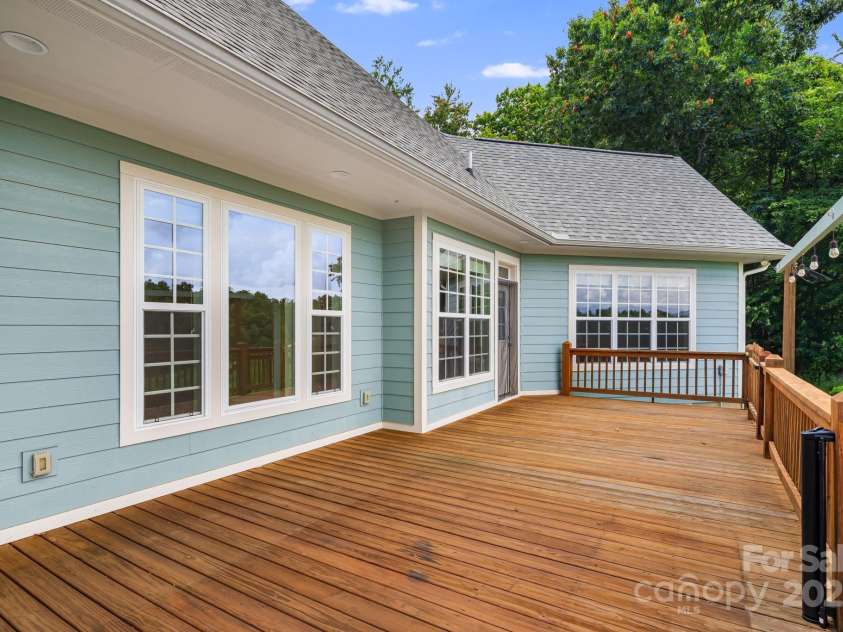 419 Oak Lane, Mars Hill, NC 28754.  MLS# CAR4276301, YatesRealty ID 16689. 