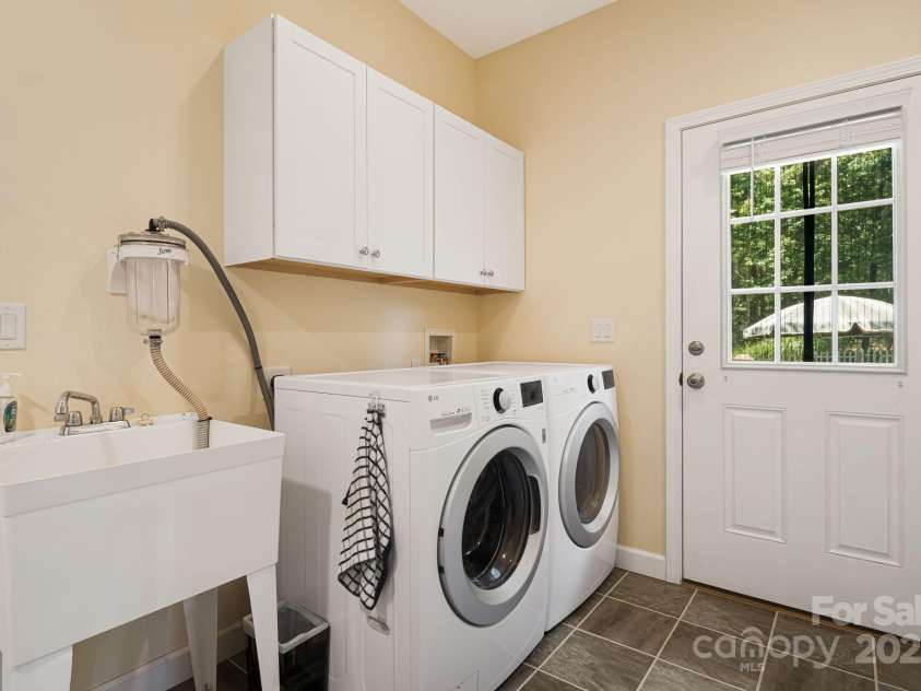 419 Oak Lane, Mars Hill, NC 28754.  MLS# CAR4276301, YatesRealty ID 16689. Mail floor laundry