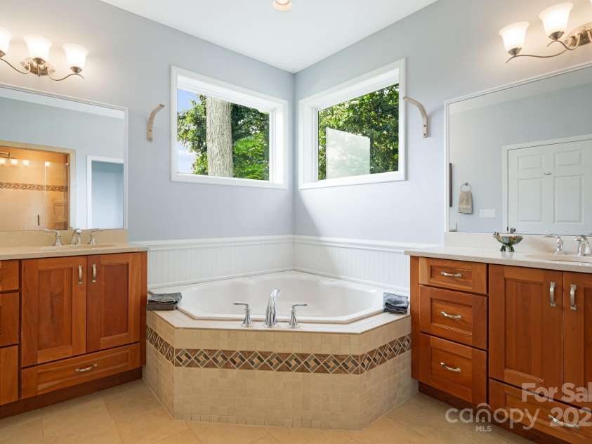419 Oak Lane, Mars Hill, NC 28754.  MLS# CAR4276301, YatesRealty ID 16689. Primary En-suite Bath Room