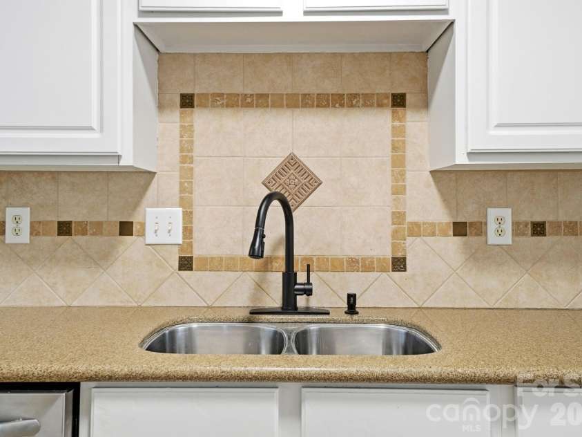 8805 Red Tail Court, Charlotte, NC 28269.  MLS# CAR4382950, YatesRealty ID 1669. 