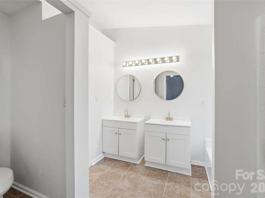 8805 Red Tail Court, Charlotte, NC 28269.  MLS# CAR4382950, YatesRealty ID 1669. Masterbath