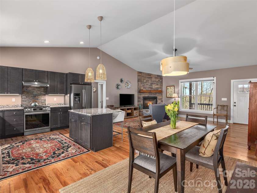 10 Starview Lane, Hendersonville, NC 28739.  MLS# CAR4357845, YatesRealty ID 16691. 
