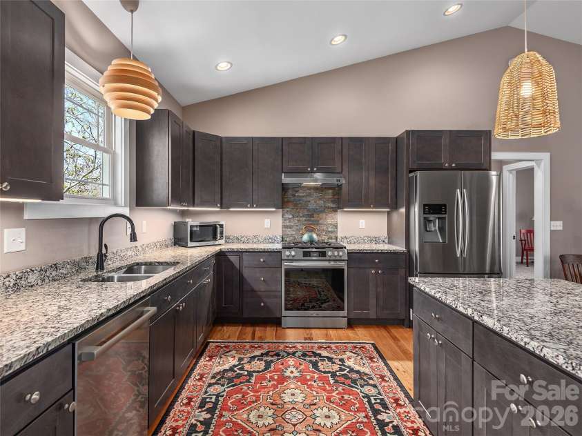 10 Starview Lane, Hendersonville, NC 28739.  MLS# CAR4357845, YatesRealty ID 16691. 