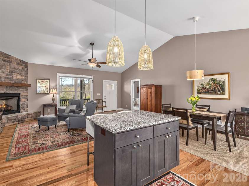 10 Starview Lane, Hendersonville, NC 28739.  MLS# CAR4357845, YatesRealty ID 16691. 