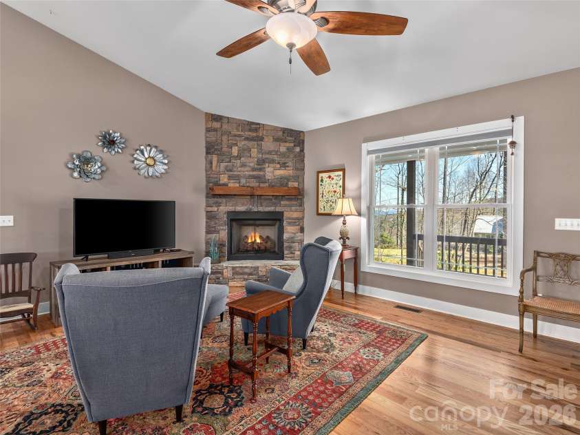 10 Starview Lane, Hendersonville, NC 28739.  MLS# CAR4357845, YatesRealty ID 16691. 