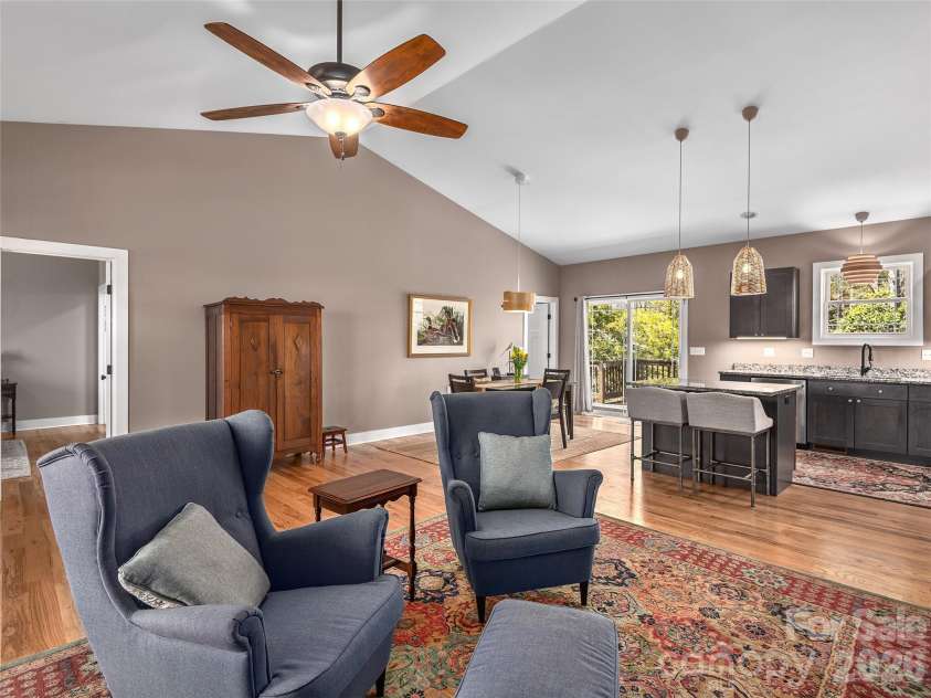 10 Starview Lane, Hendersonville, NC 28739.  MLS# CAR4357845, YatesRealty ID 16691. 