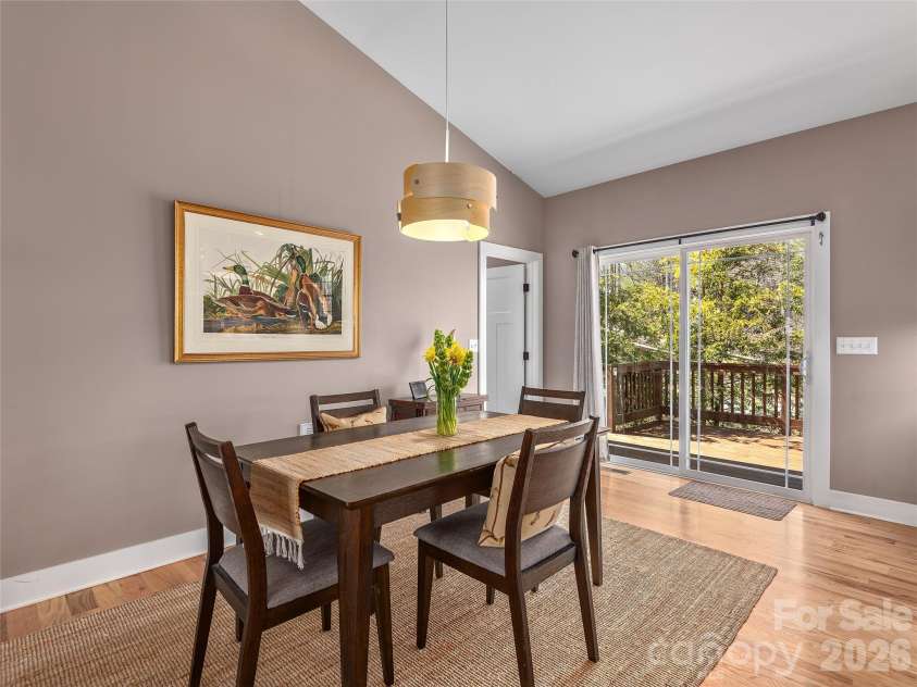 10 Starview Lane, Hendersonville, NC 28739.  MLS# CAR4357845, YatesRealty ID 16691. 