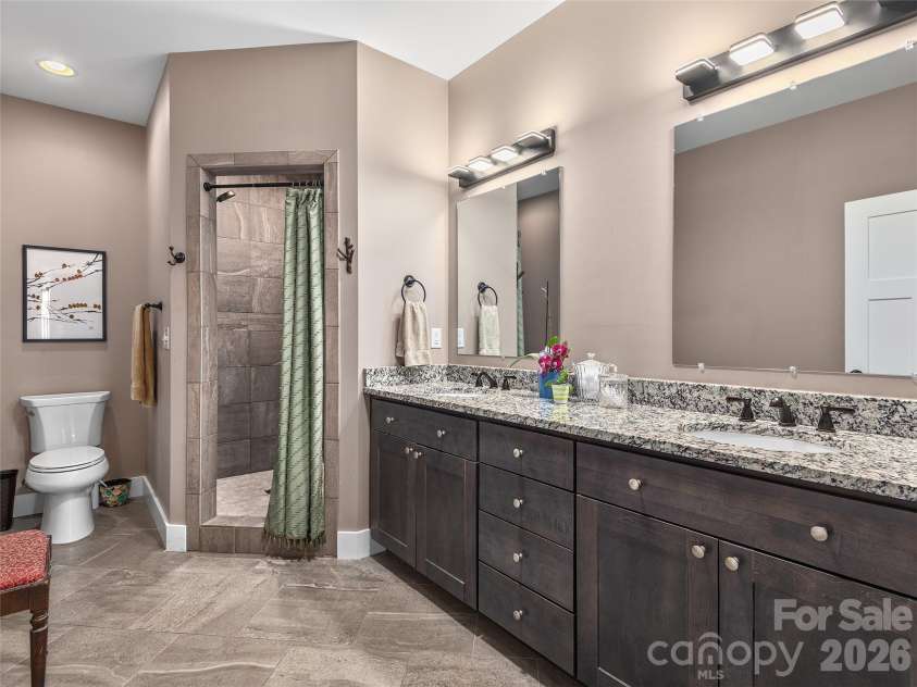 10 Starview Lane, Hendersonville, NC 28739.  MLS# CAR4357845, YatesRealty ID 16691. 
