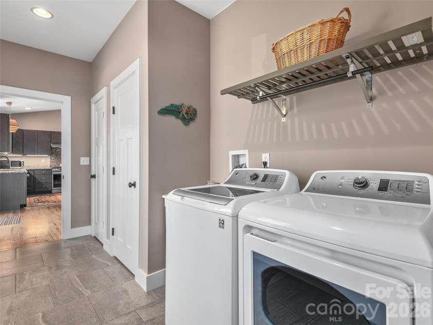 10 Starview Lane, Hendersonville, NC 28739.  MLS# CAR4357845, YatesRealty ID 16691. 