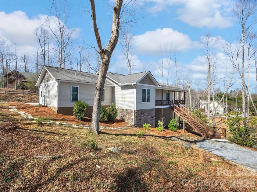 10 Starview Lane, Hendersonville, NC 28739.  MLS# CAR4357845, YatesRealty ID 16691. 