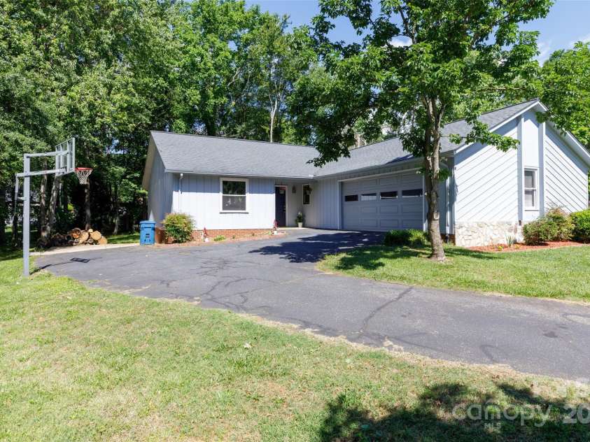 2011 20th Street Place, Hickory, NC 28601.  MLS# CAR4260136, YatesRealty ID 16691. 