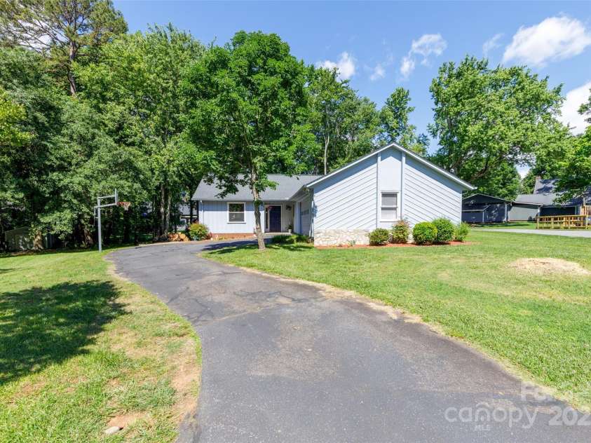 2011 20th Street Place, Hickory, NC 28601.  MLS# CAR4260136, YatesRealty ID 16691. 