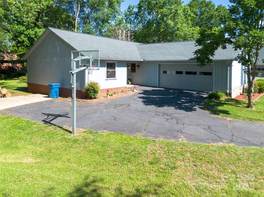 2011 20th Street Place, Hickory, NC 28601.  MLS# CAR4260136, YatesRealty ID 16691. 