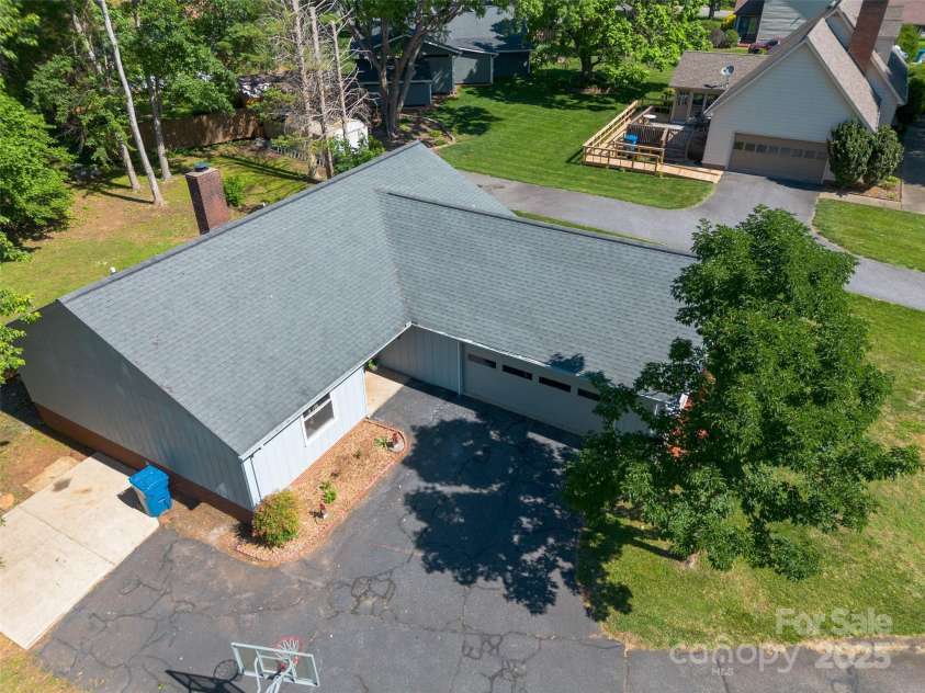 2011 20th Street Place, Hickory, NC 28601.  MLS# CAR4260136, YatesRealty ID 16691. 