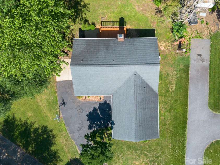 2011 20th Street Place, Hickory, NC 28601.  MLS# CAR4260136, YatesRealty ID 16691. 