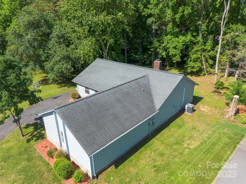 2011 20th Street Place, Hickory, NC 28601.  MLS# CAR4260136, YatesRealty ID 16691. 