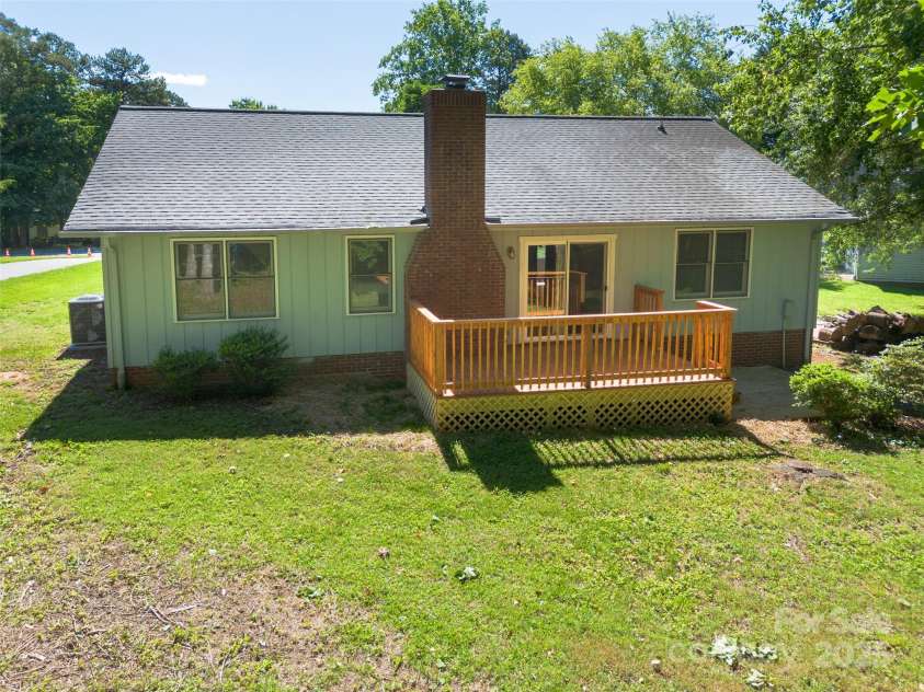 2011 20th Street Place, Hickory, NC 28601.  MLS# CAR4260136, YatesRealty ID 16691. 