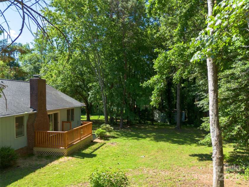 2011 20th Street Place, Hickory, NC 28601.  MLS# CAR4260136, YatesRealty ID 16691. 