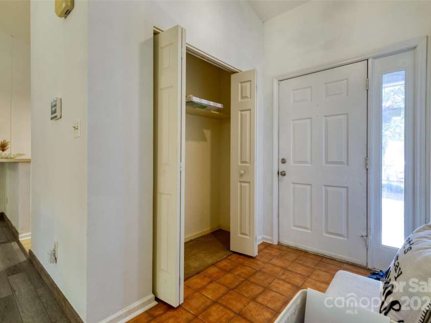 2011 20th Street Place, Hickory, NC 28601.  MLS# CAR4260136, YatesRealty ID 16691. 