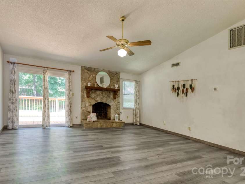 2011 20th Street Place, Hickory, NC 28601.  MLS# CAR4260136, YatesRealty ID 16691. 