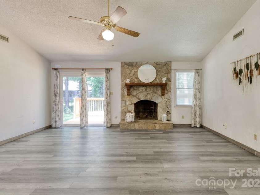 2011 20th Street Place, Hickory, NC 28601.  MLS# CAR4260136, YatesRealty ID 16691. 