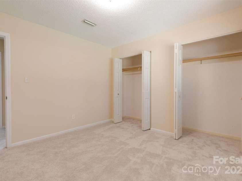 2011 20th Street Place, Hickory, NC 28601.  MLS# CAR4260136, YatesRealty ID 16691. 