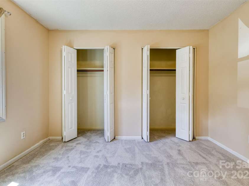 2011 20th Street Place, Hickory, NC 28601.  MLS# CAR4260136, YatesRealty ID 16691. 