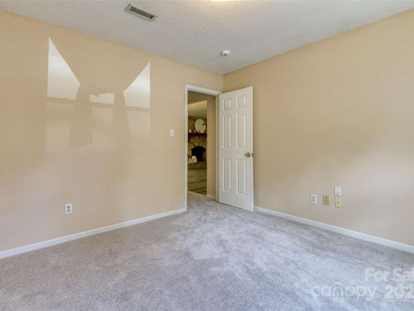 2011 20th Street Place, Hickory, NC 28601.  MLS# CAR4260136, YatesRealty ID 16691. 