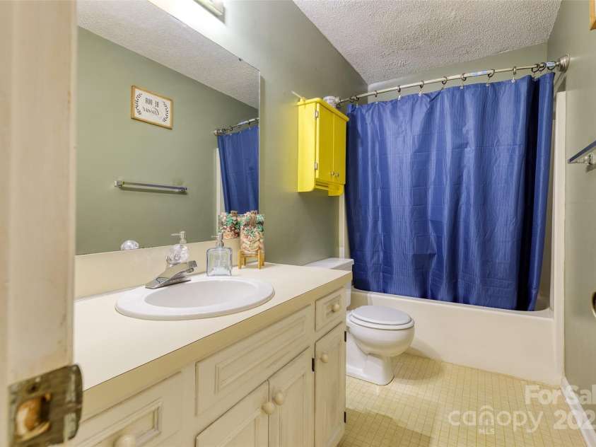 2011 20th Street Place, Hickory, NC 28601.  MLS# CAR4260136, YatesRealty ID 16691. 