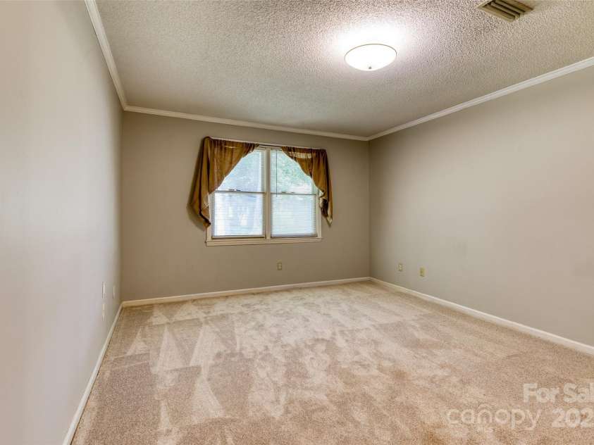 2011 20th Street Place, Hickory, NC 28601.  MLS# CAR4260136, YatesRealty ID 16691. 