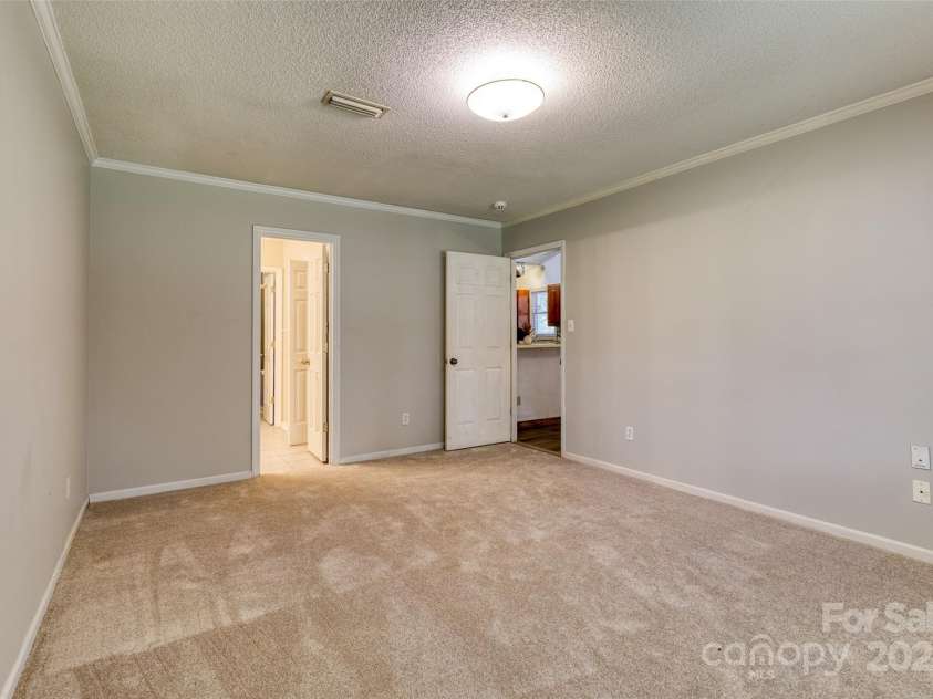 2011 20th Street Place, Hickory, NC 28601.  MLS# CAR4260136, YatesRealty ID 16691. 