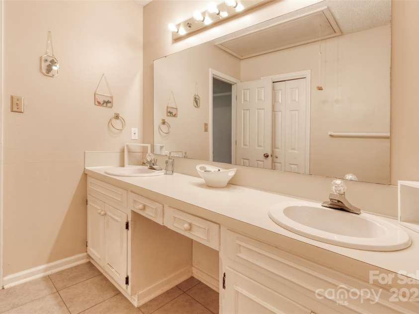 2011 20th Street Place, Hickory, NC 28601.  MLS# CAR4260136, YatesRealty ID 16691. 