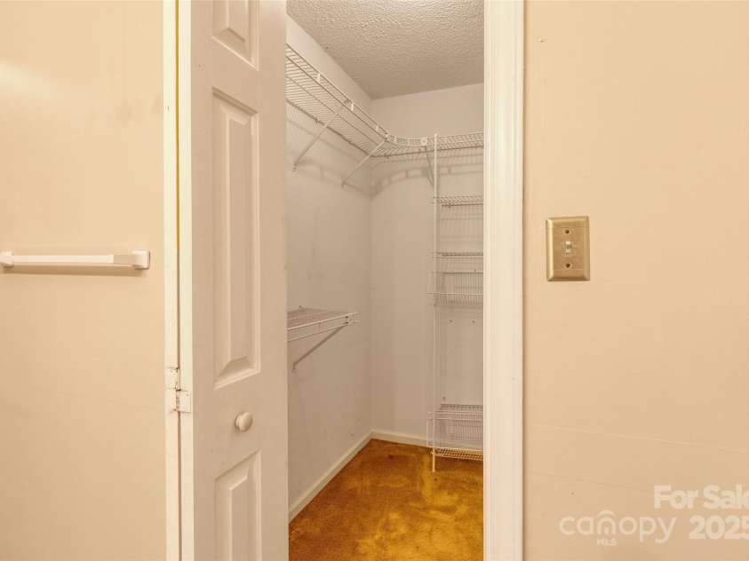 2011 20th Street Place, Hickory, NC 28601.  MLS# CAR4260136, YatesRealty ID 16691. 