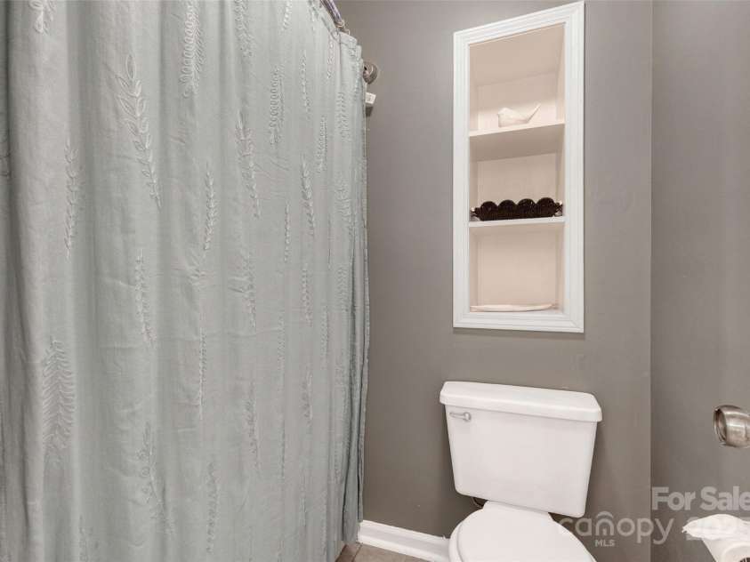 2011 20th Street Place, Hickory, NC 28601.  MLS# CAR4260136, YatesRealty ID 16691. 