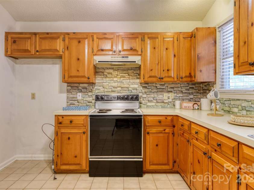 2011 20th Street Place, Hickory, NC 28601.  MLS# CAR4260136, YatesRealty ID 16691. 