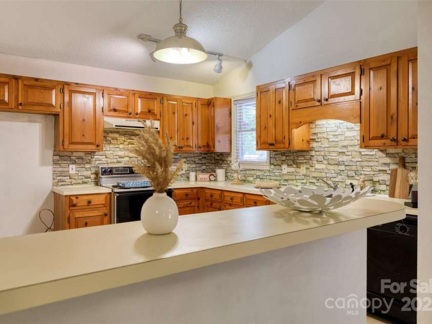 2011 20th Street Place, Hickory, NC 28601.  MLS# CAR4260136, YatesRealty ID 16691. 