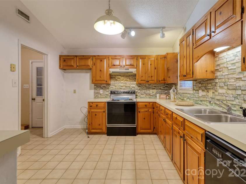 2011 20th Street Place, Hickory, NC 28601.  MLS# CAR4260136, YatesRealty ID 16691. 