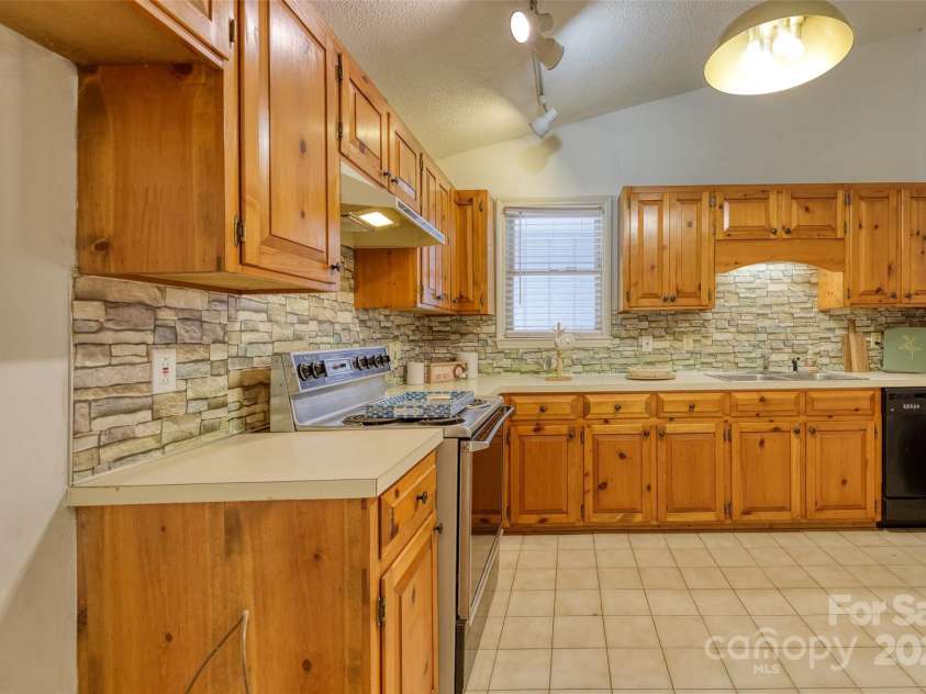 2011 20th Street Place, Hickory, NC 28601.  MLS# CAR4260136, YatesRealty ID 16691. 