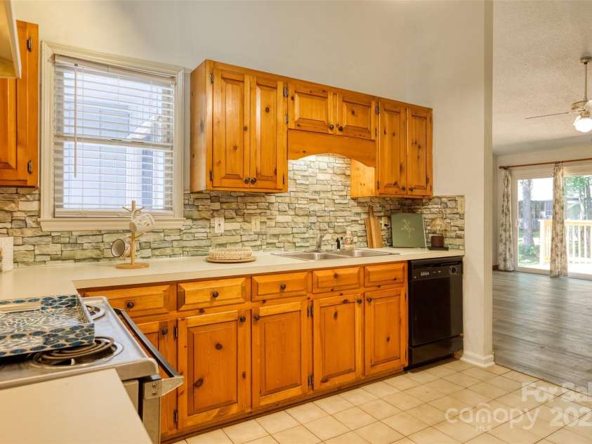 2011 20th Street Place, Hickory, NC 28601.  MLS# CAR4260136, YatesRealty ID 16691. 