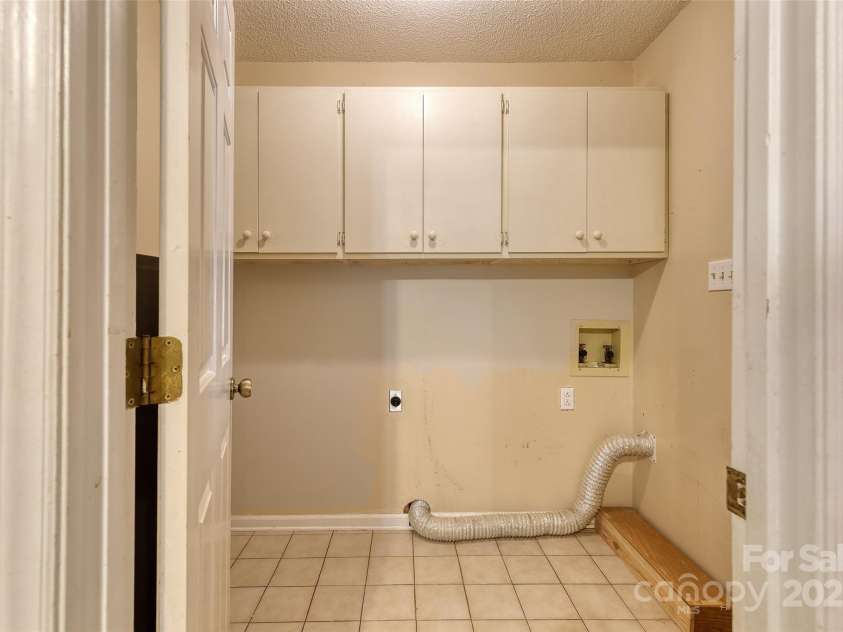 2011 20th Street Place, Hickory, NC 28601.  MLS# CAR4260136, YatesRealty ID 16691. 