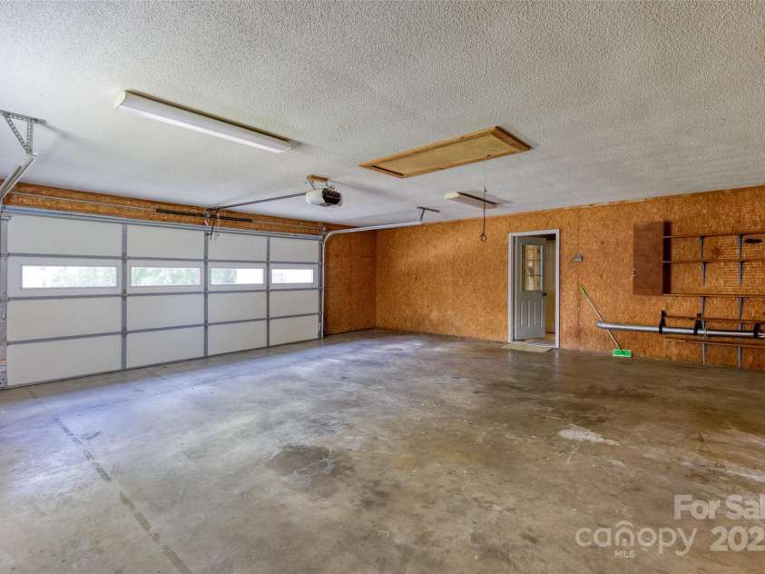 2011 20th Street Place, Hickory, NC 28601.  MLS# CAR4260136, YatesRealty ID 16691. 