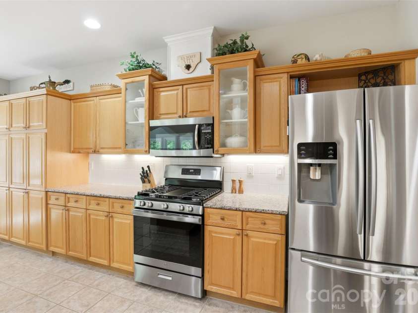 9806 Hofstra Court, Mint Hill, NC 28227.  MLS# CAR4372737, YatesRealty ID 16695. Gas stove