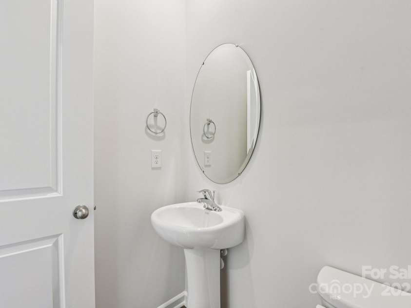 137 Meadow View Drive, Statesville, NC 28677.  MLS# CAR4254294, YatesRealty ID 16696. 