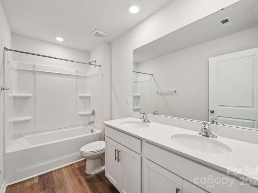 137 Meadow View Drive, Statesville, NC 28677.  MLS# CAR4254294, YatesRealty ID 16696. 