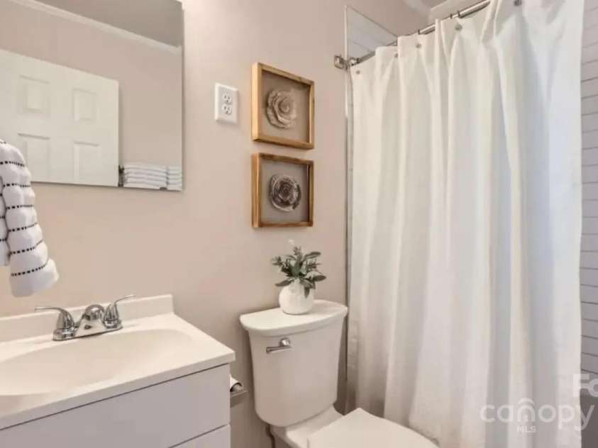 3210 Marlborough Road, Charlotte, NC 28208.  MLS# CAR4322813, YatesRealty ID 1670. Bathroom