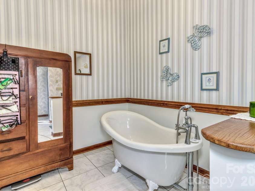 218 Brown Road, Hendersonville, NC 28791.  MLS# CAR4371847, YatesRealty ID 16700. 